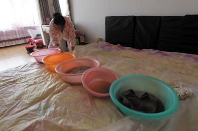 北流楼上漏水，住户失联，小区没物管，业主维权难！律师来支招……
